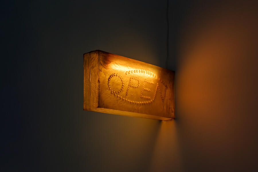 Eva Gold Open amber 2024. Resin aluminium fibreglass fluorescent light. 25 x 54.5 x 10 cm. Courtesy the artist and Rose Easton London. Photo Jack Elliot Edwards